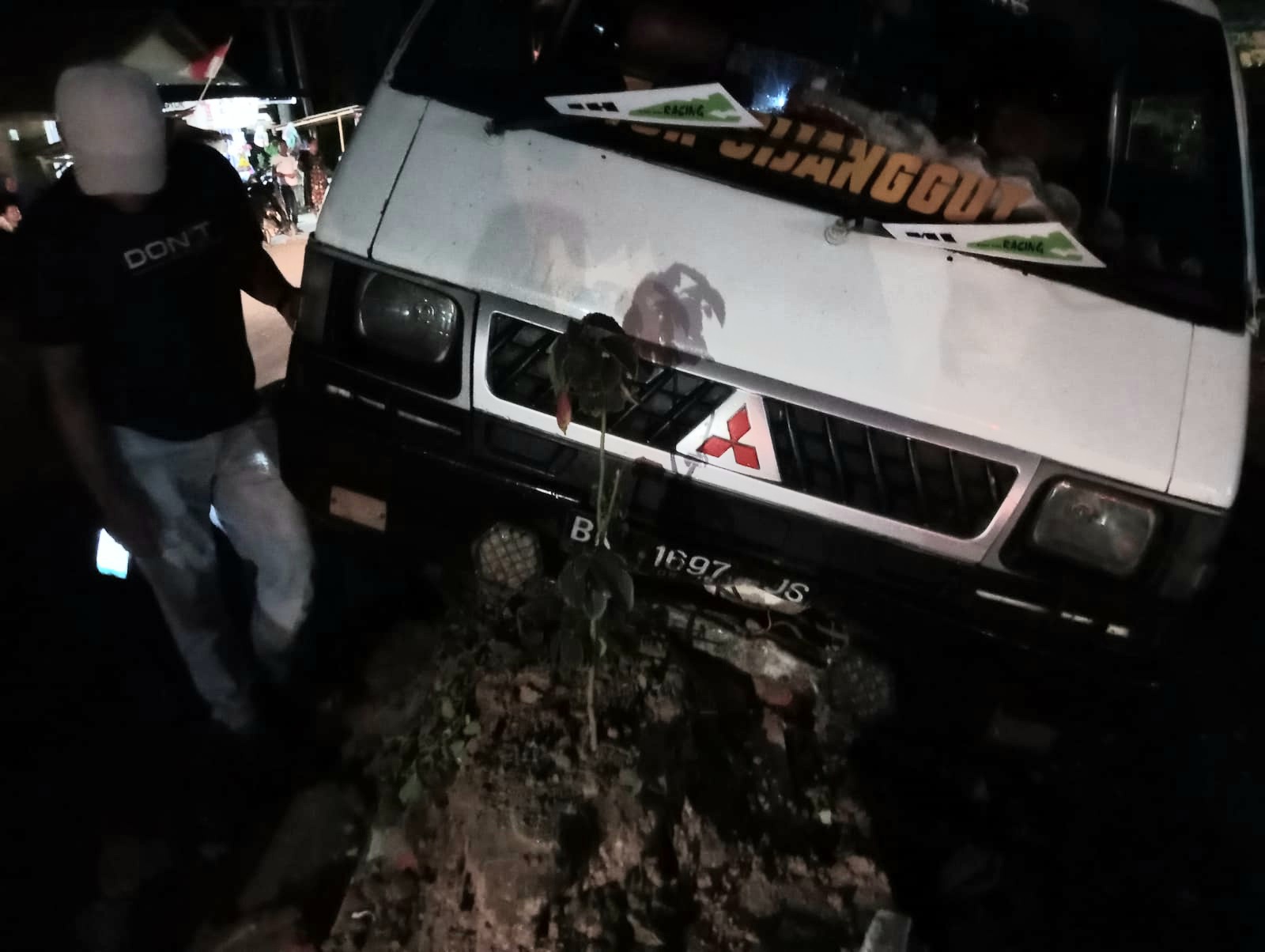 Lampu Jalan Gelap, Angkot di Siabu Gruduk Pulau Jalan