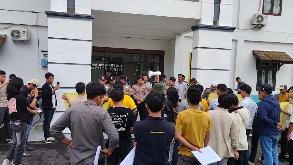 AMPERA Demo di Kejaksaan, Mantan Ka.SMPN 2 Panyabungan ” Selewengkan ” Dana BOS