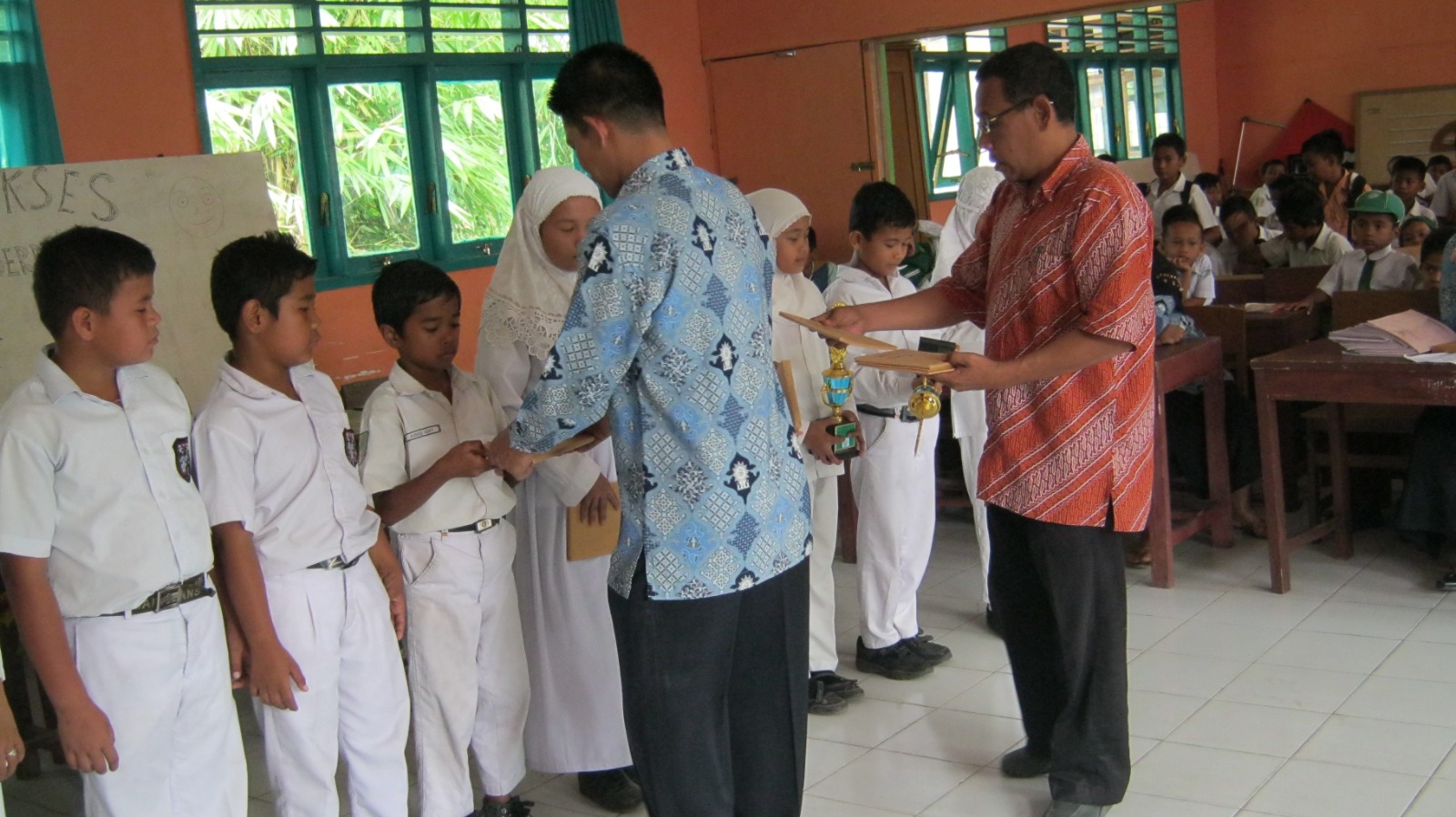 Di HUT Ke -10, Anugrah Malintang Pos Award Buat Kasek dan Siswa SD Muhammadiyah 118 Gunung Tua