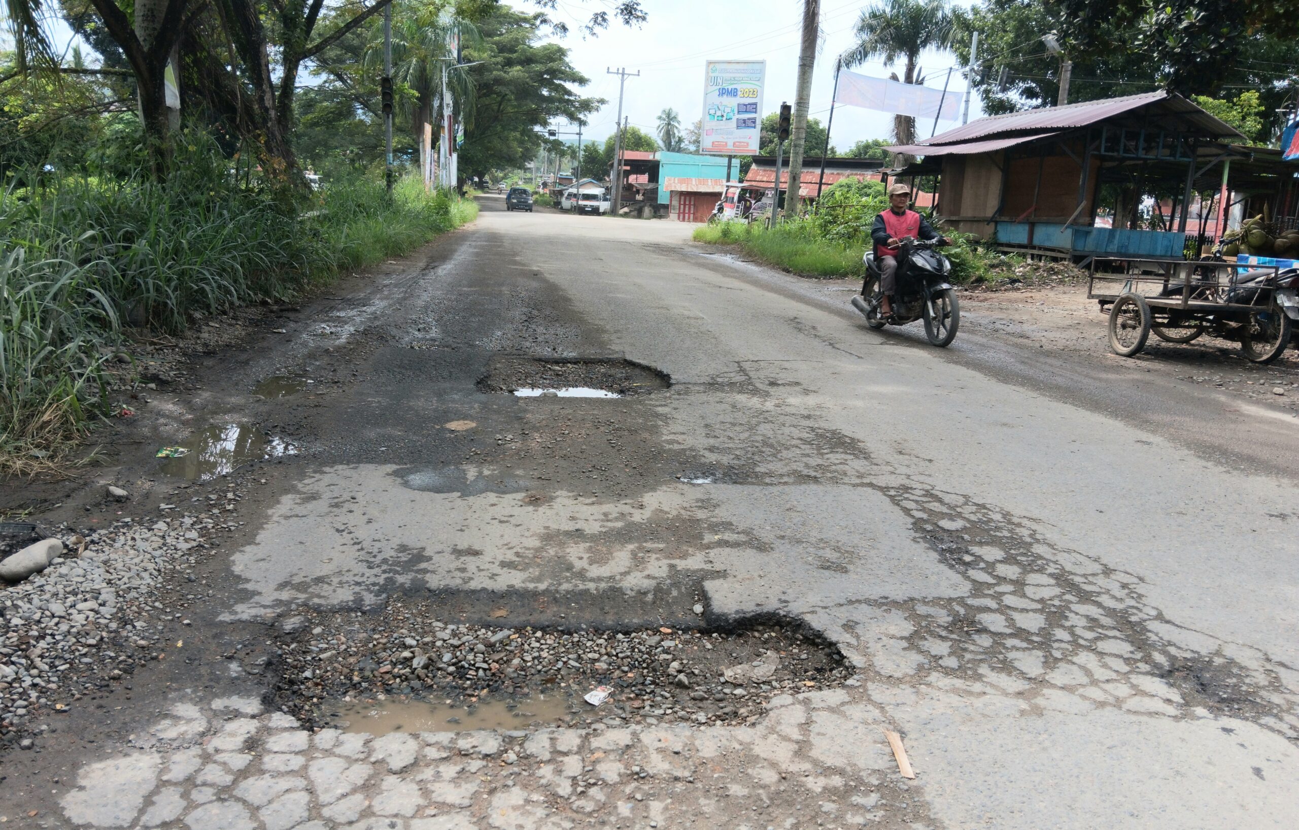 Korban Sudah Banyak, Jalan Lintas Timur Kota Panyabungan ” Dilobangi ” Dinas PUPR Mandailing Natal