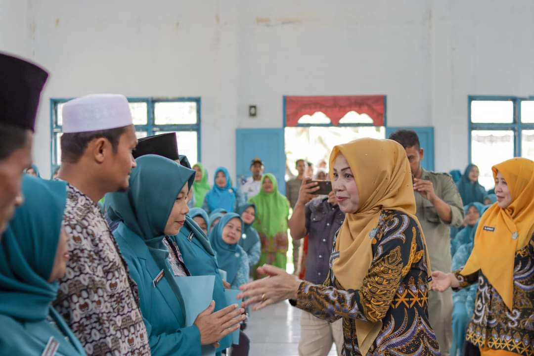 Ketua TP.PKK Madina Hadiri Pelantikan Pengurus PKK Desa Kec.Hutabargot