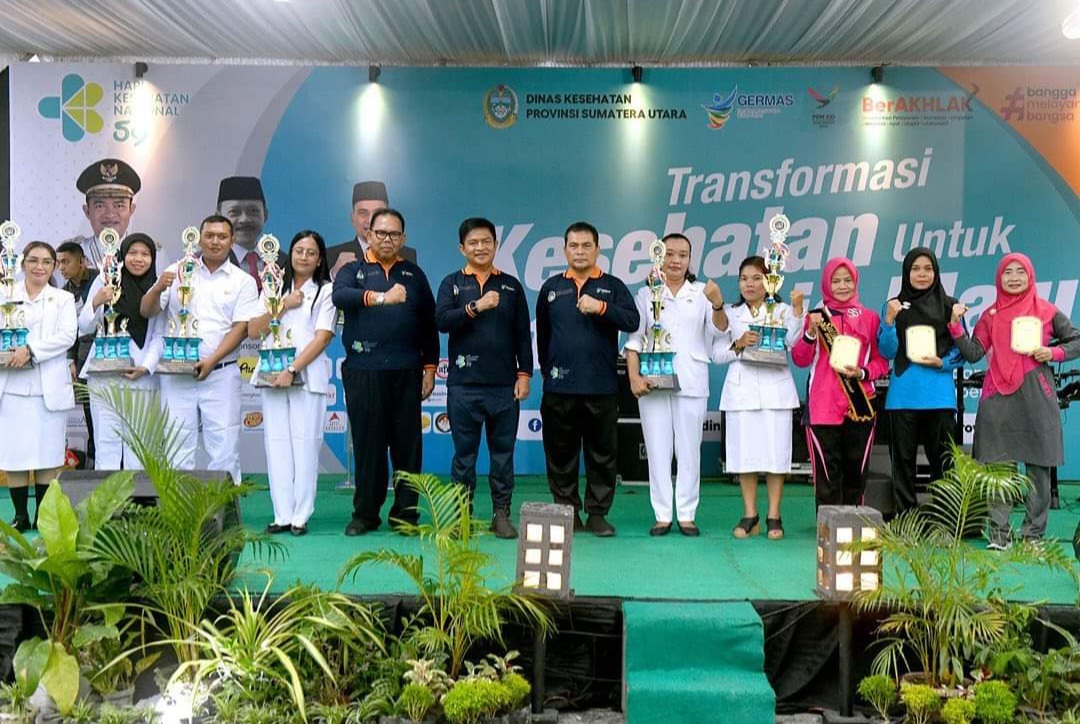 Di Peringatan HKN Ke – 59, Pj.Gubsu Serahkan Penghargaan Nakes dan Kader Pos Yandu Berprestasi