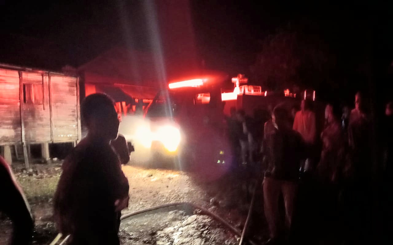 Breaking News, 4 Unit Rumah Terbakar di Desa Hutapuli Kec.Siabu