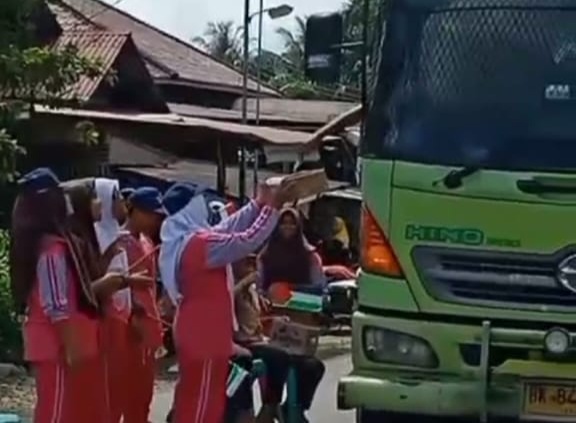 Tindak Lanjut Arahan Bupati, Warga dan Camat Rantobaek Kumpulkan Donasi Untuk Palestina