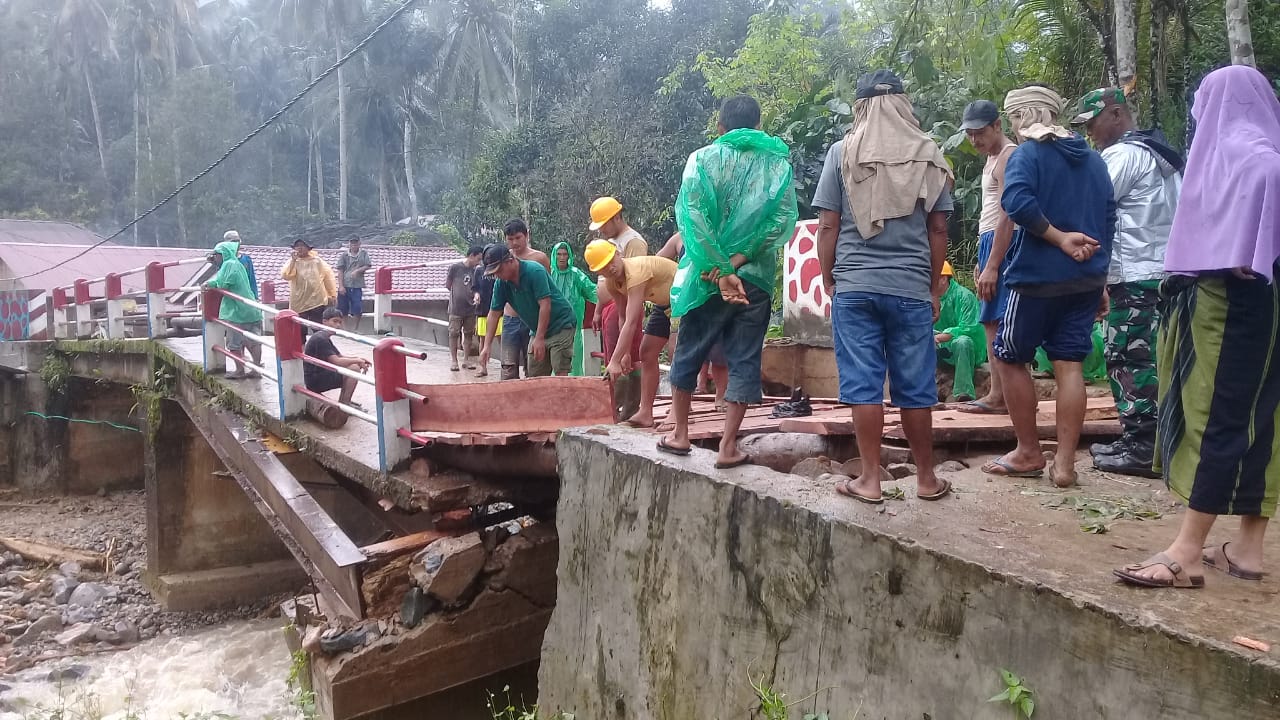 Terimakasih Koramil 16 Batang Natal, Warga Gotong Royong Perbaiki Jembatan Desa Aek Baru Julu