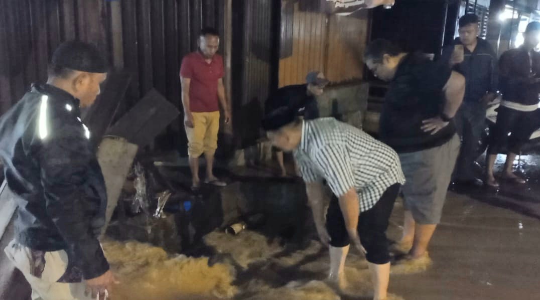 ” Jangan Buang Sampah Sembarangan ” Lurah Panyabungan III dan II Turun Tangan Atasi Banjir