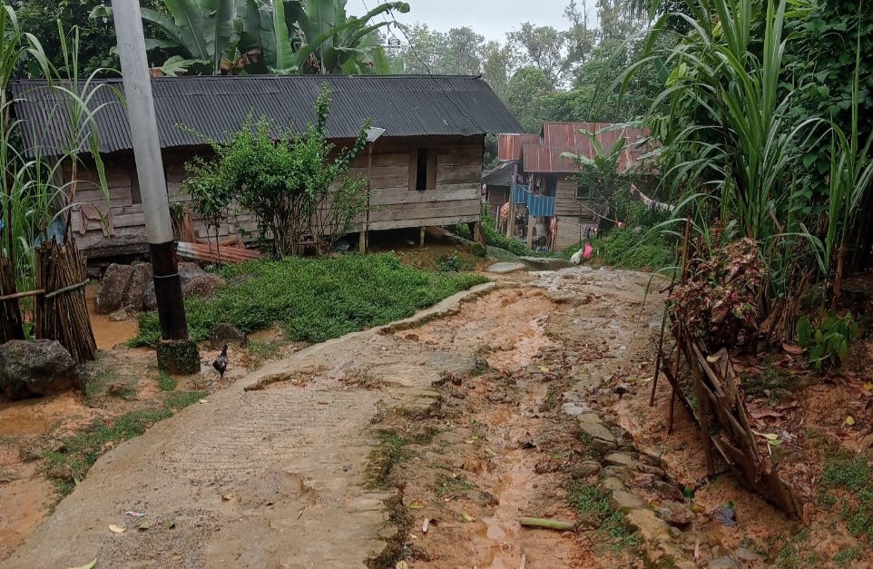 Warga Mendesak Bupati dan DPRD Madina Bangun Jalan Ke – 5 Dusun di Desa Banjar Malayu Kec.Batang Natal