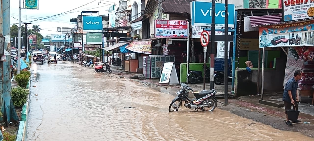 Menjelang 25 Tahun Kab.Madina, Banjir di Pasar Lama Masih Terus ” Malu Dong ” (1)