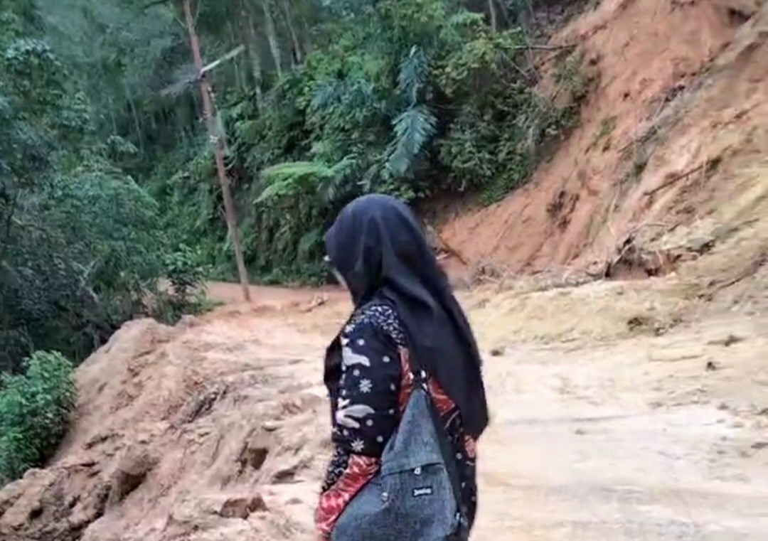 Breaking News, Jalan Ke – Desa Aek Mata Kec.Panyabungan Longsor