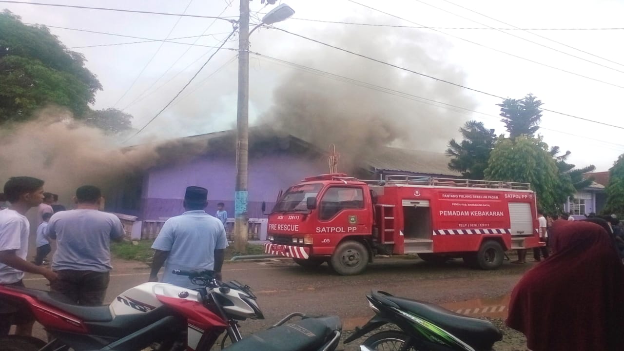 Breaking News, Gedung SMPN 1 Natal Kebakaran