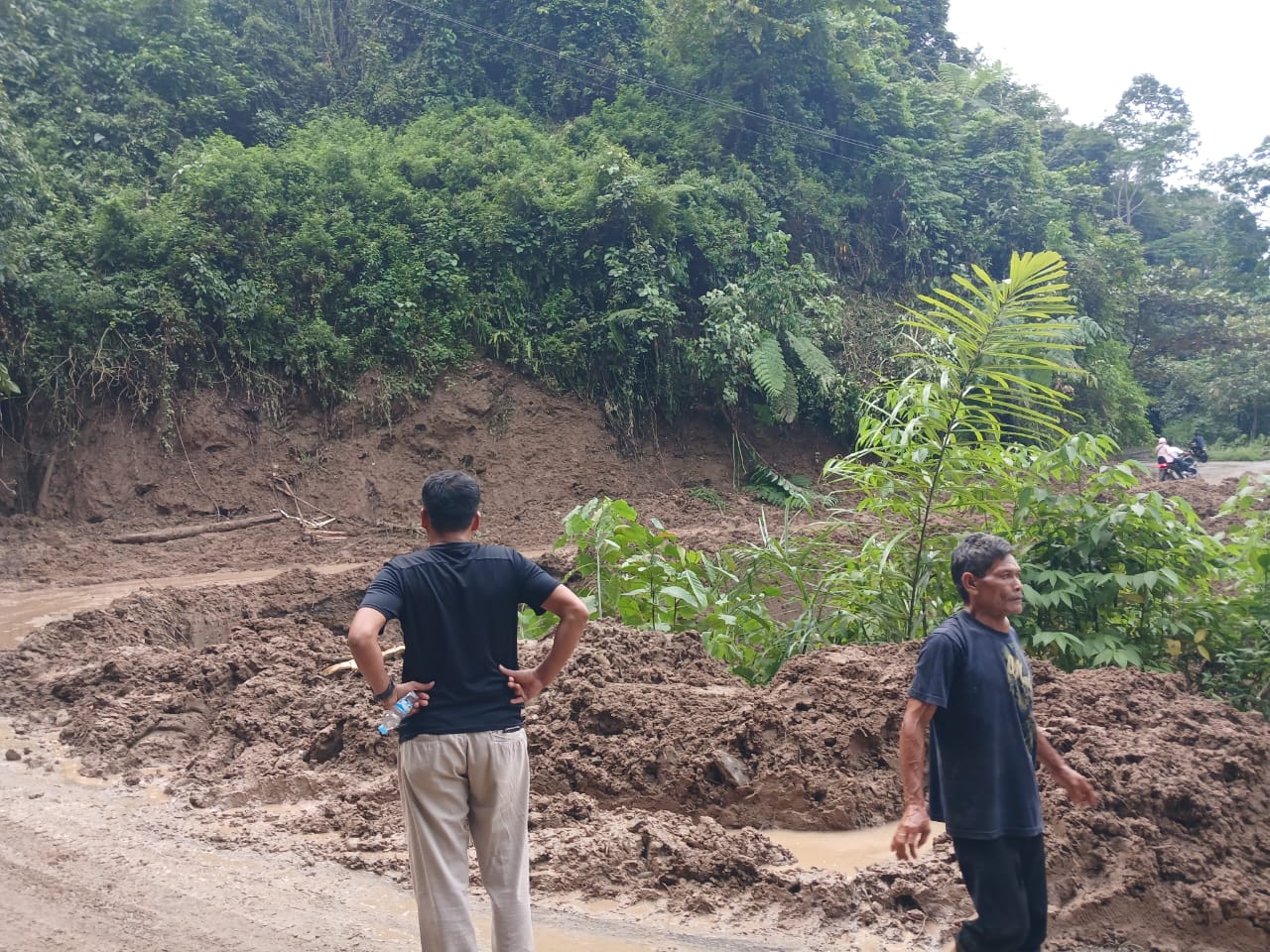 Belum Bisa Dilewati, 2 Alat Berat di Lokasi Longsor Tanobato Terus Beroperasi