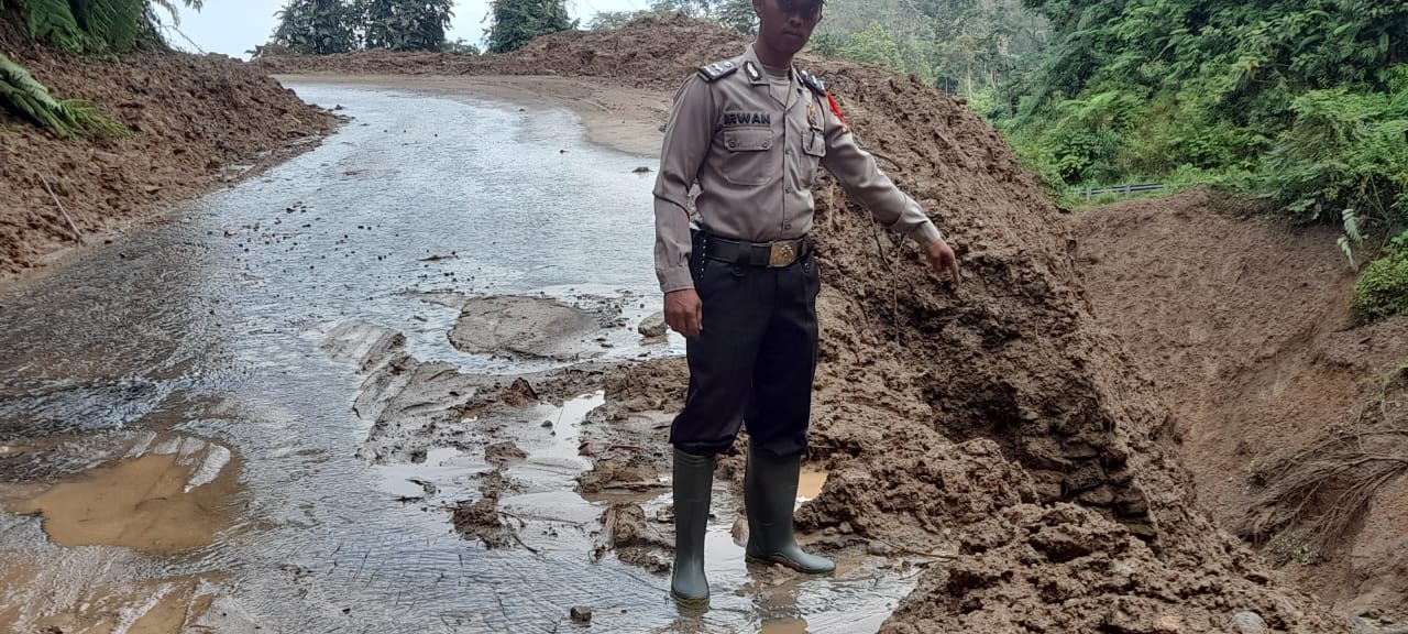Dibalik Longsor Tanobato, Pondasi Jembatan Aek Inumon 1 Tergantung
