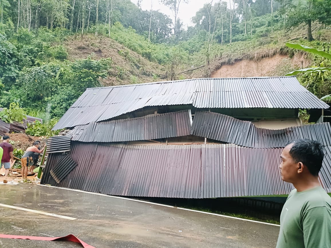 Breaking News, Longsor di Desa Batu Madingding Kec.Batang Natal