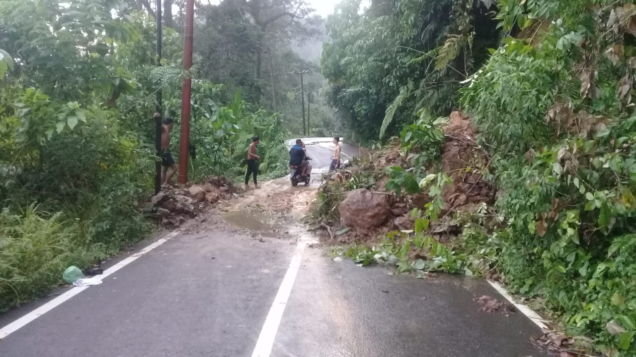Waspada – lah, Longsor Terus Terjadi di Jalinsum Batang Natal