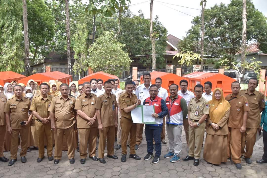 Optimalkan Pengangkutan Sampah, Pemko Padang Terima 6 Kontainer