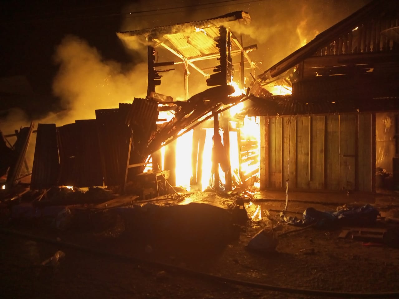 Jumat Dinihari, Rumah dan Kios Terbakar di Kel.Pasar 2 Natal Kab.Mandailing Natal