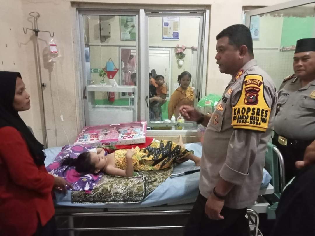 Kapolres Madina jadi Sosok Ayah Bagi Korban Tergigit Monyet di Panyabungan.