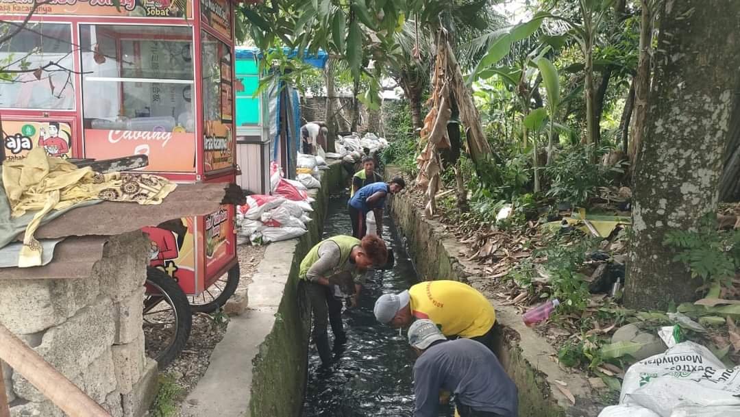 Drainase di Jati Koto Panjang Dibersihkan