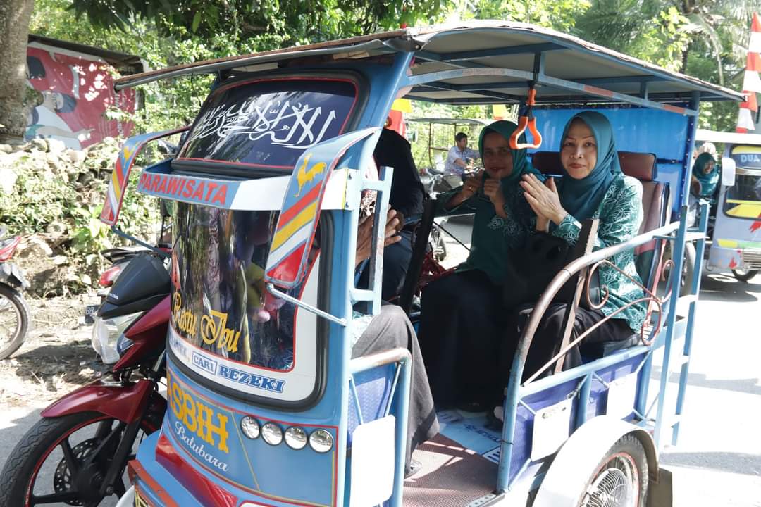 Keliling Dengan Becak Oleng, Ketua TP.PKK Madina Cek Kebun Pandan di Malintang Julu Kec.Bukit Malintang