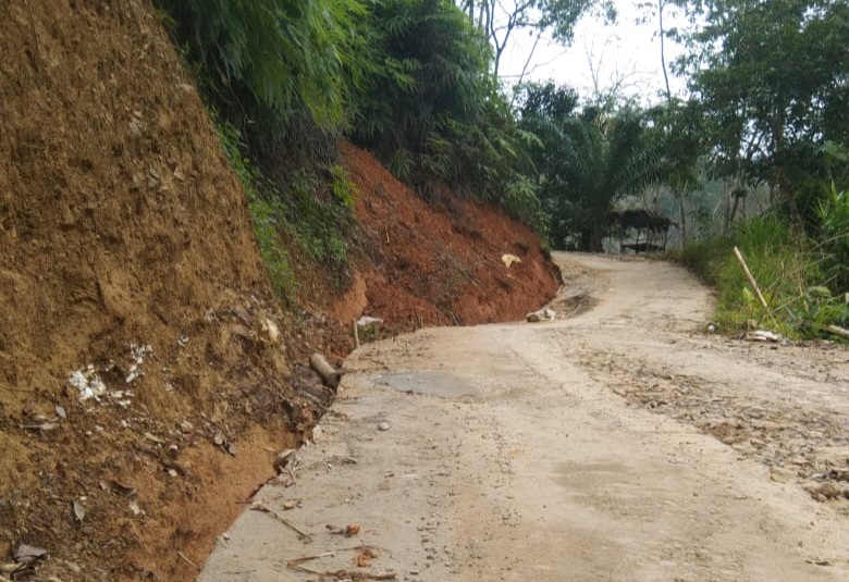 ” Kualitas Diragukan ” Warga Desa Aek Baru Julu Kec.Batang Natal Protes Proyek Dana Desa TA 2023