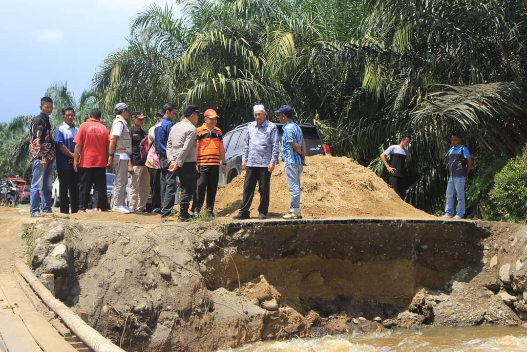 Bupati dan Wakil Bupati Pasbar Tinjau Dua Titik Lokasi Terdampak Banjir di Nagari Koja Kinali