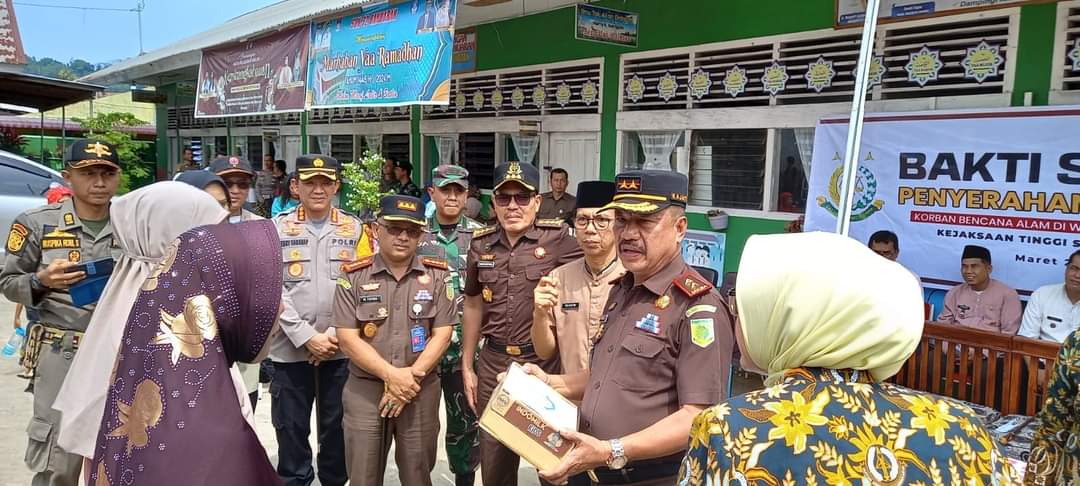 Giliran Kejati Sumbar Salurkan Bantuan Bagi Masyarakat Banuaran Terdampak Banjir