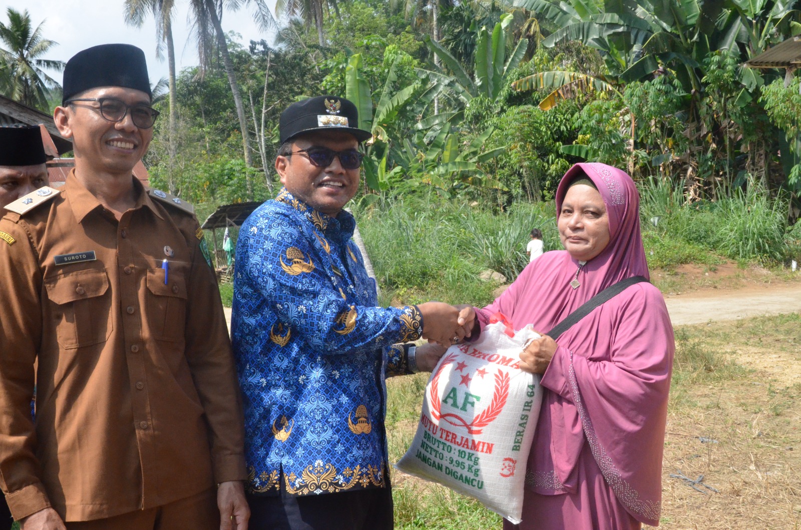 274 KK Warga Desa Siloting Terima Bantuan Beras Dari Pj.Walikota Padangsidimpuan