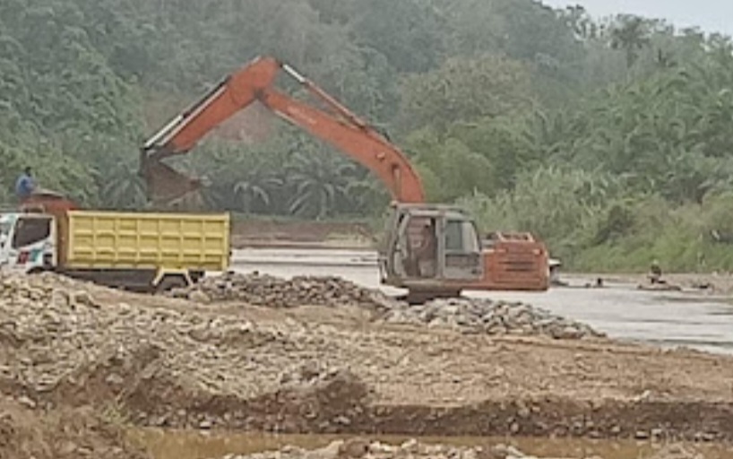 WhatsApp Redaksi Malintang Pos Group Banjir Protes Tentang Galian C di Kec.Linggabayu