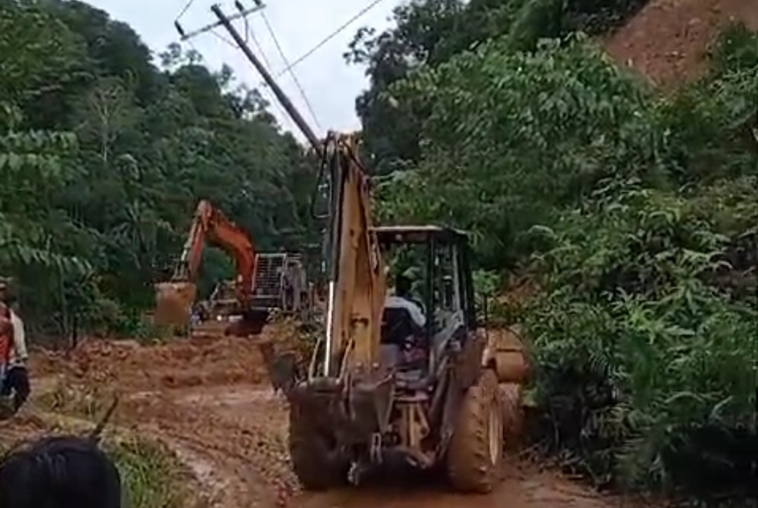 Tangki CPO Terperosok, Muarasoma – Simpang Gambir Belum Bisa Dilewati