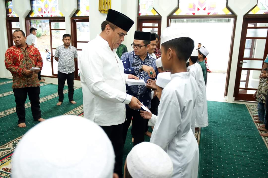 Bupati Madina Santuni Anak Yatim-Piatu Kecamatan Panyabungan