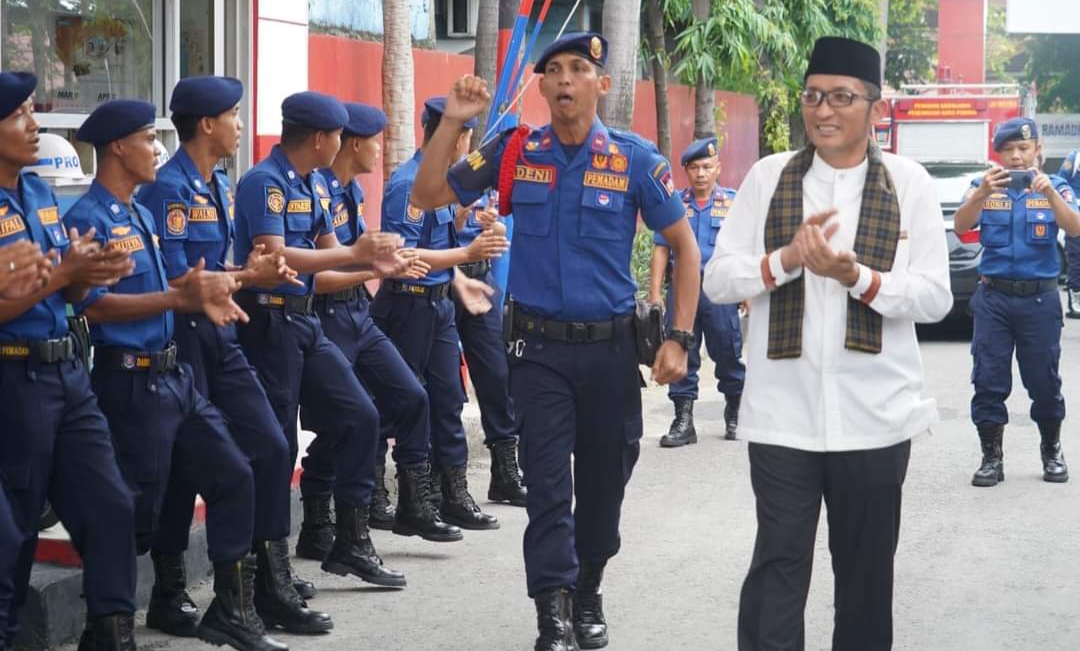 Berdedikasi Tinggi, Walikota Padang Beri Jempol Bagi Petugas Damkar