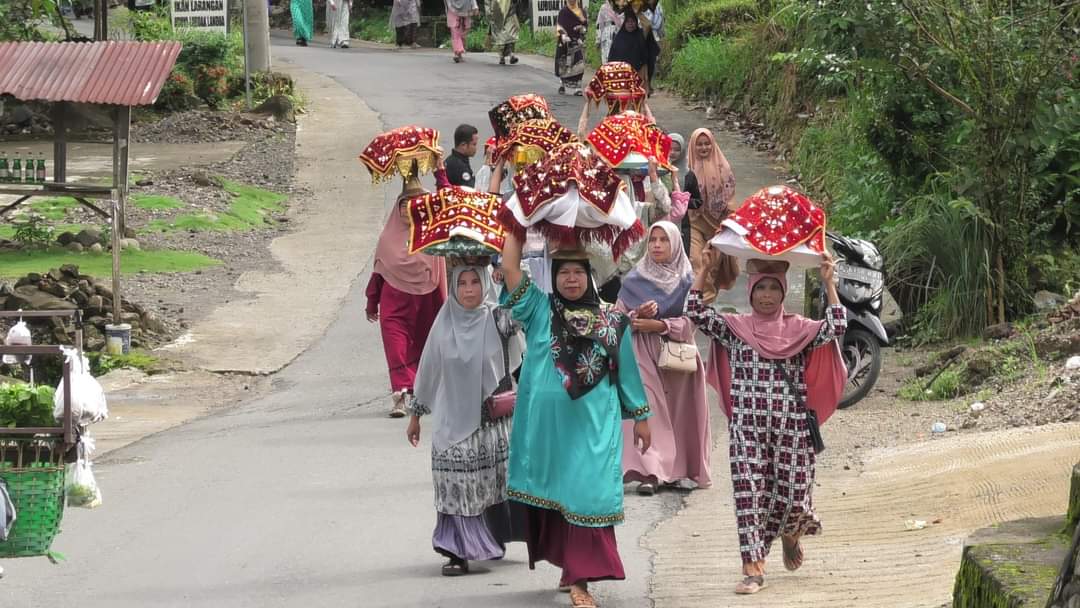 Bupati Dan Wabup Pasbar Ikuti Iring-iringan Bundo Kanduang Manjujuang Jamba Tradisi Manjalang Buya Lubuak Landua