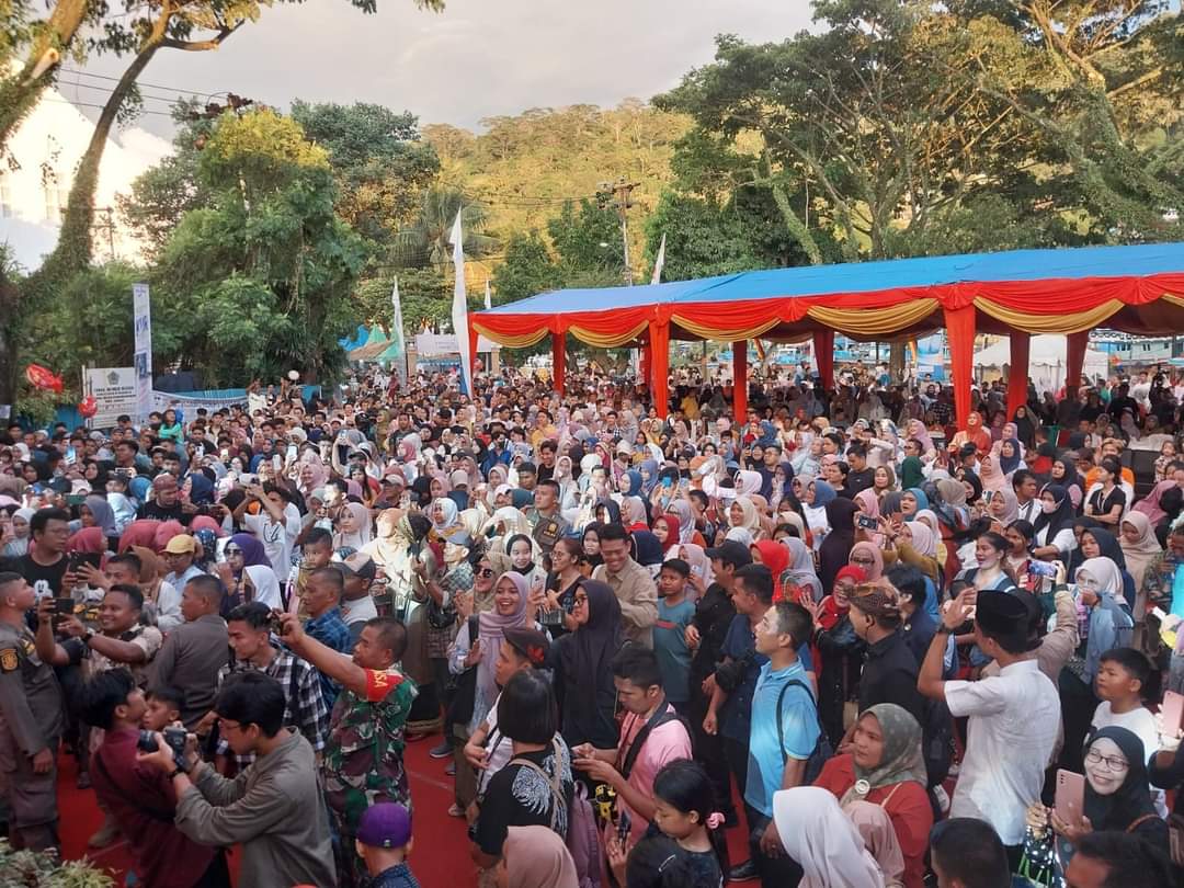 Dimeriahkan Fauzana, Tumpah Ruah Warga Saksikan Festival Muaro