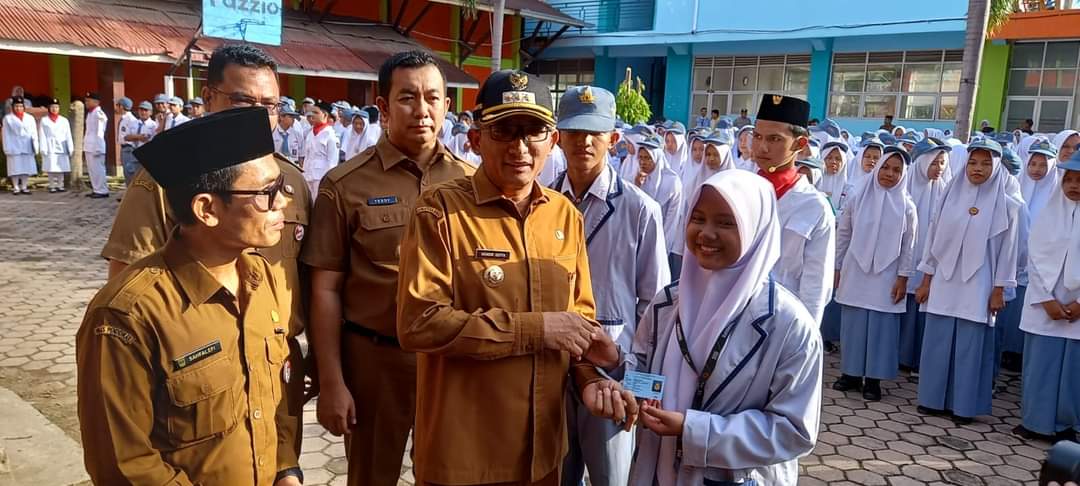 Jadi Pembina Upacara, Walikota Serahkan KTP Kepada Siswa SMKN 2 Padang.