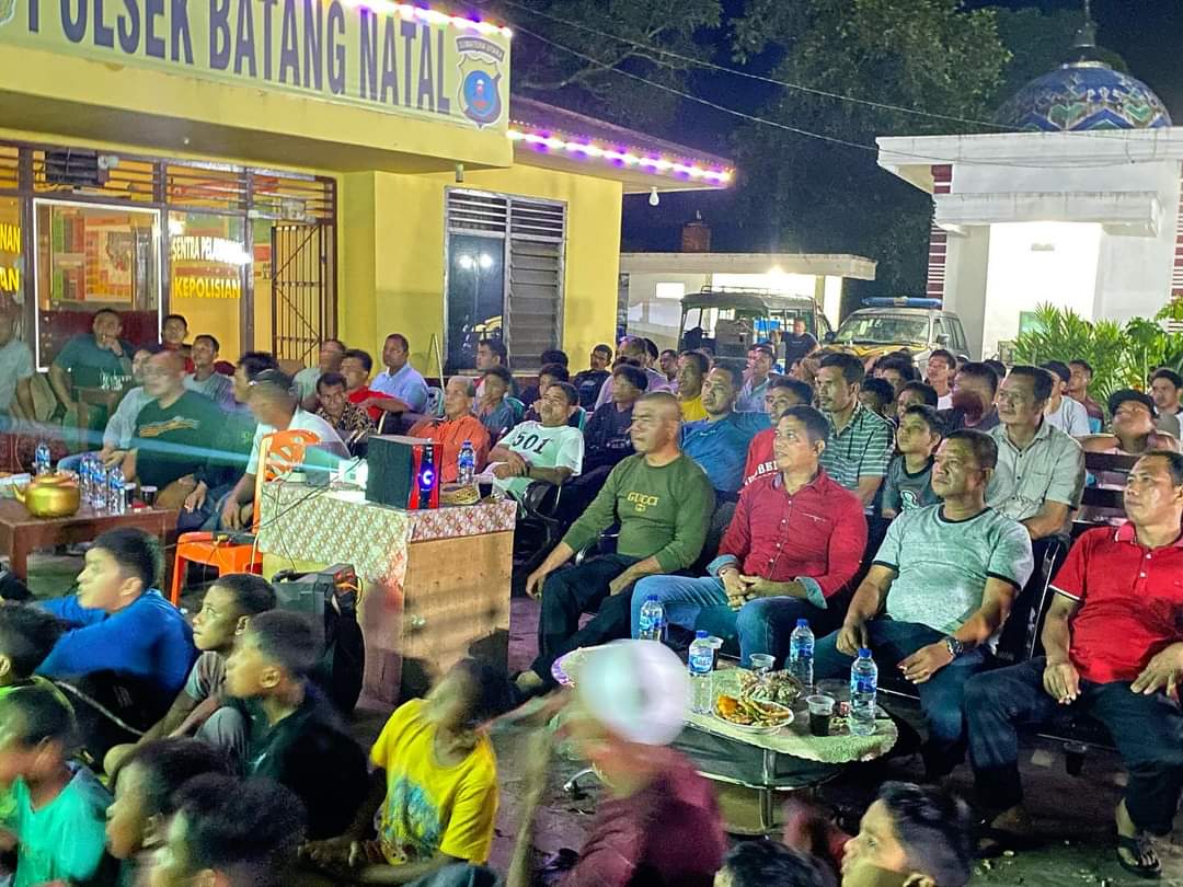 Nobar Piala Usia 23 di Mapolsek Batang Natal Membludak