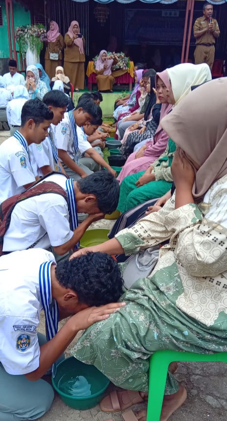 Diwarnai Deraian Airmata, Siswa SMAN 1 Batang Natal Dilepas Kepala Sekolah