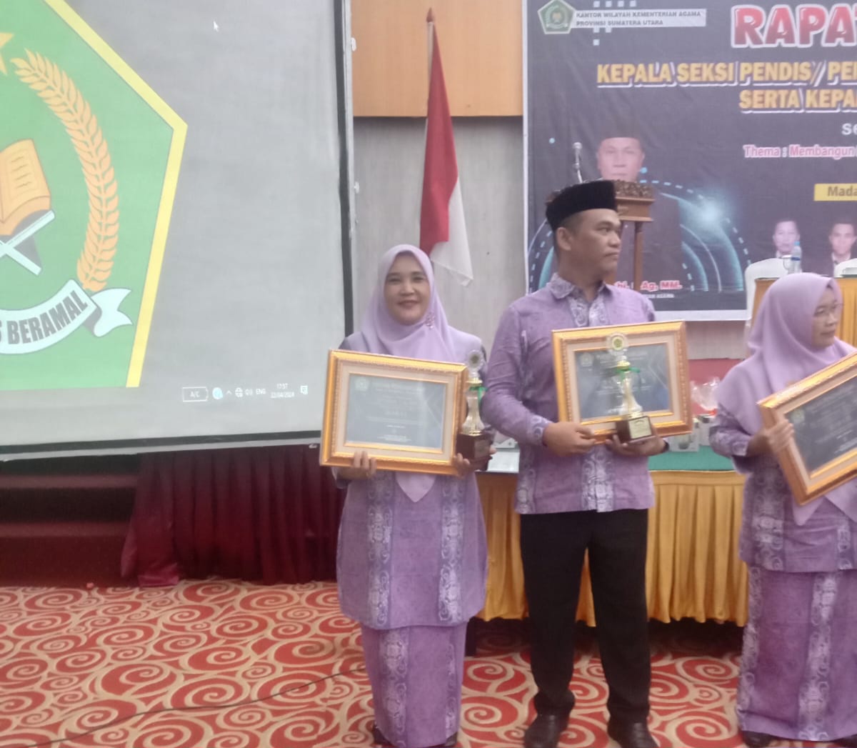 Kasek MAN 1 Mandailing Natal Terima Penghargaan Juara 1 Se – Sumatera Utara