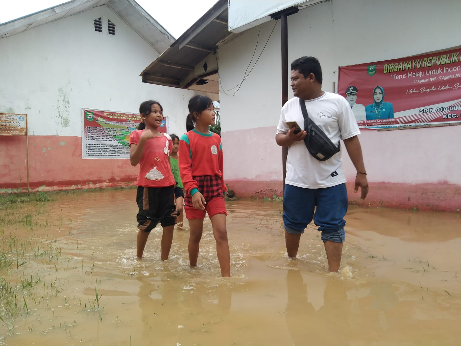 Sekitar Banjir di SDN 018 Lumban Pinasa, Puluhan Tahun Dibiarkan Pemda Mandailing Natal