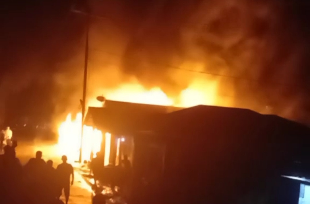 Breaking News, 1 Unit Rumah Bertingkat di Desa Muara Parlampungan Kec.Batang Natal Terbakar.