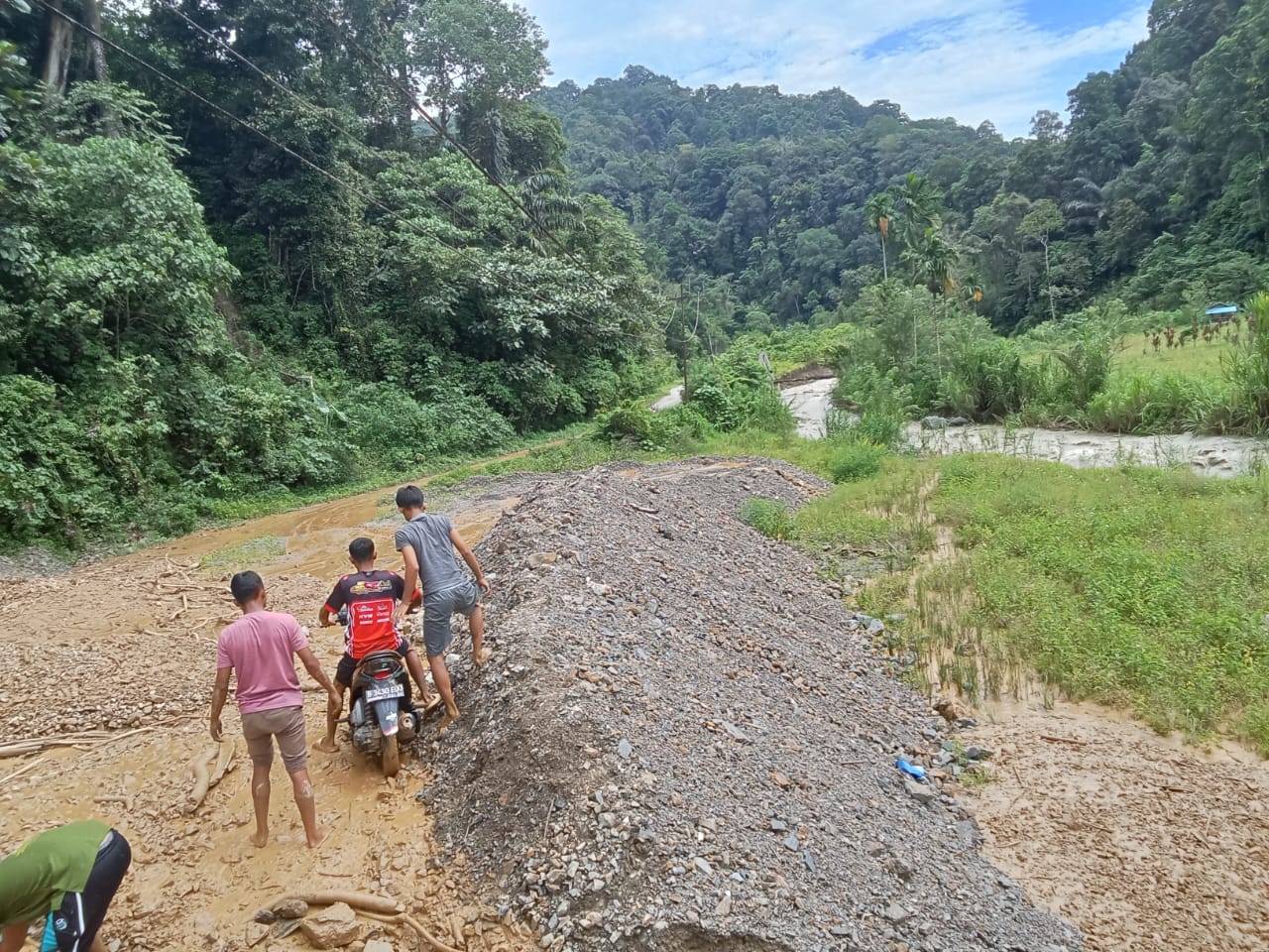 Jalan Provinsi Yang Longsor di Kec.Ulupungkut Senin Dibersihkan