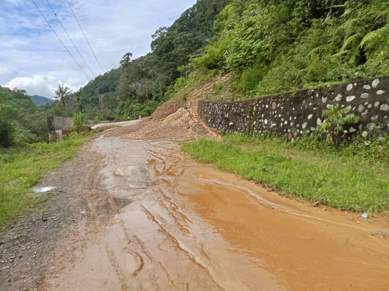 Hujan Guyur Kec.Ulupungkut, Jalan Provinsi Muara Pungkut – Hotagodang Putus Total