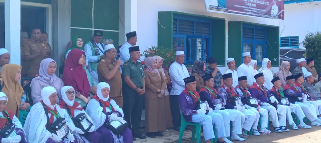 Dengan Linangan Airmata, Camat Berangkatkan 28 Orang Calhaj Kec.Batang Natal