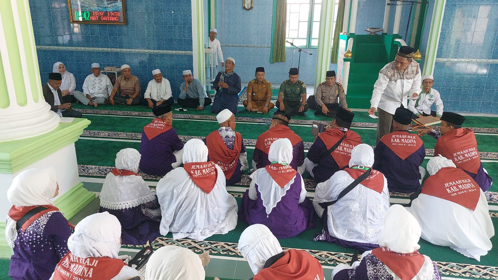 Camat Berangkatkan 22 Orang Calhaj dari Kec.Linggabayu dan Rantobaek