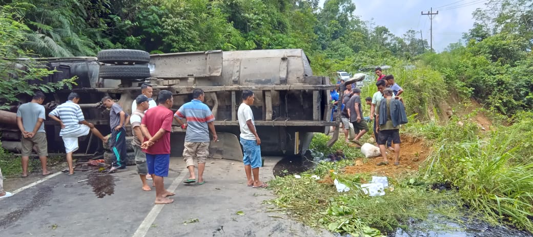 Breaking News, Mobil Tronton Pengangkut Aspal Curah Terguling di Desa Sipogu Kec.Batang Natal