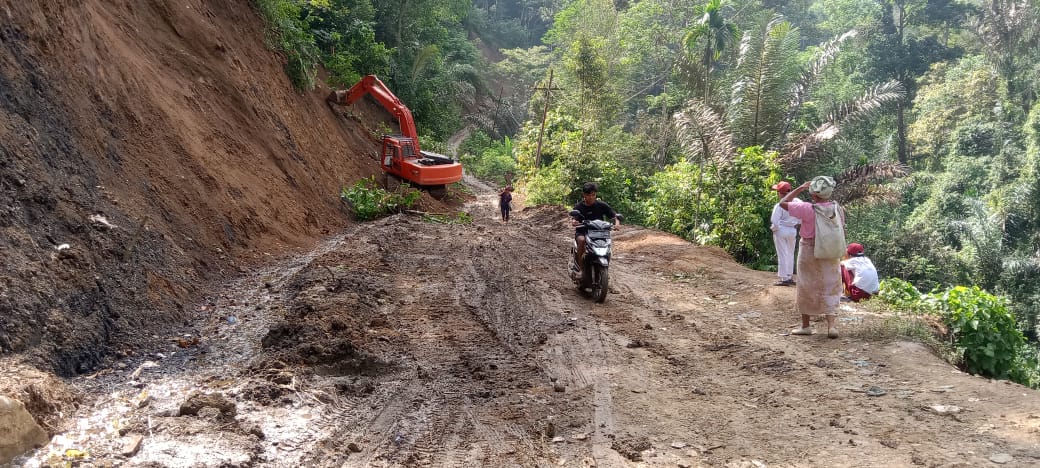 Pembangunan Jalan Simpang Pagur-Banjar Lancat Dimulai, Warga Ucapkan Terimakasih Kepada Sobir Lubis.SH