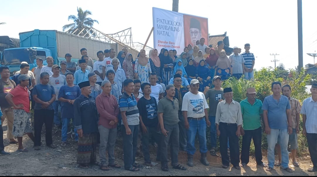 Sebagai Bentuk Dukungan, Warga Desa Maga Lombang Gotong Royong Dirikan Baliho BaCalon Bupati Madina