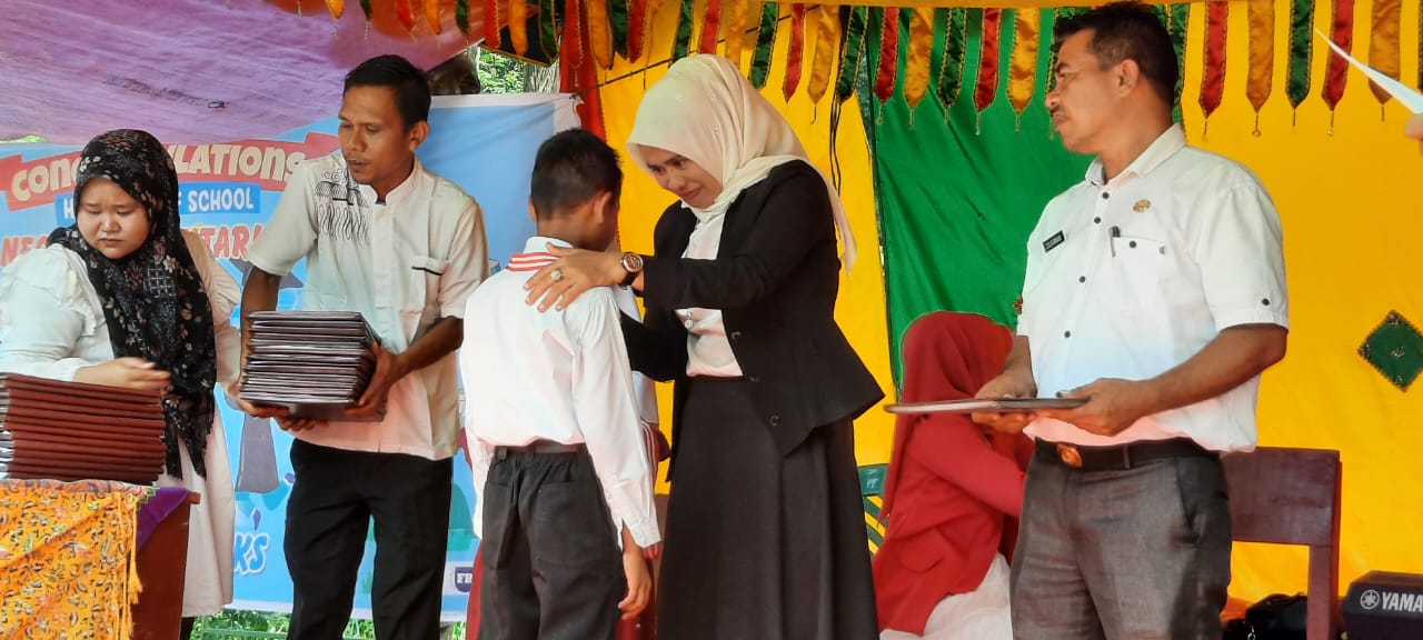 Dengan Linangan Airmata, Kasek SDN 129 Hutarimbaru Lepas 37 Siswa Kelas VI