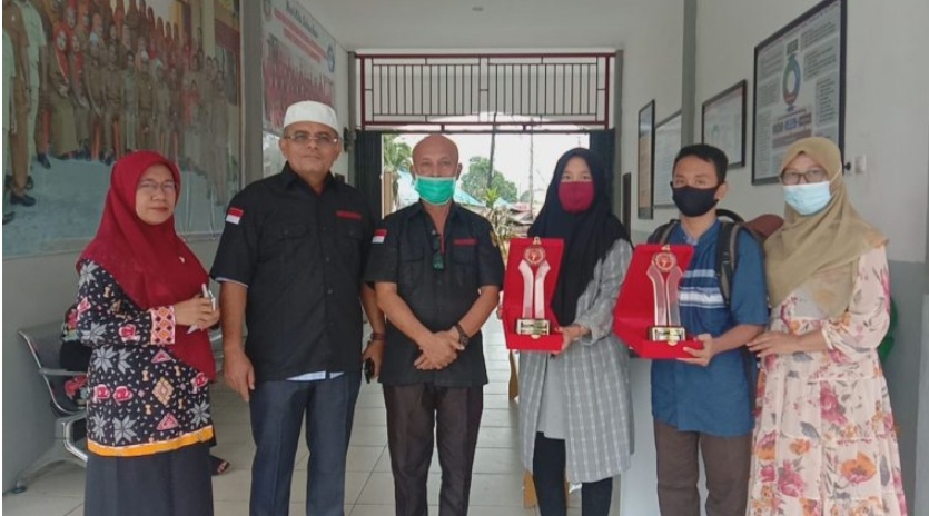 Kasek dan Siswa SMA Negeri 1 Panyabungan Penerima Anugrah Malintang Pos Award