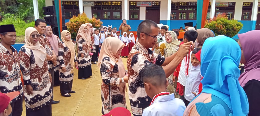 Acara Sederhana, Kasek SDN 275 Sipogu Kec.Batang Natal Lepas 17 Orang Siswa
