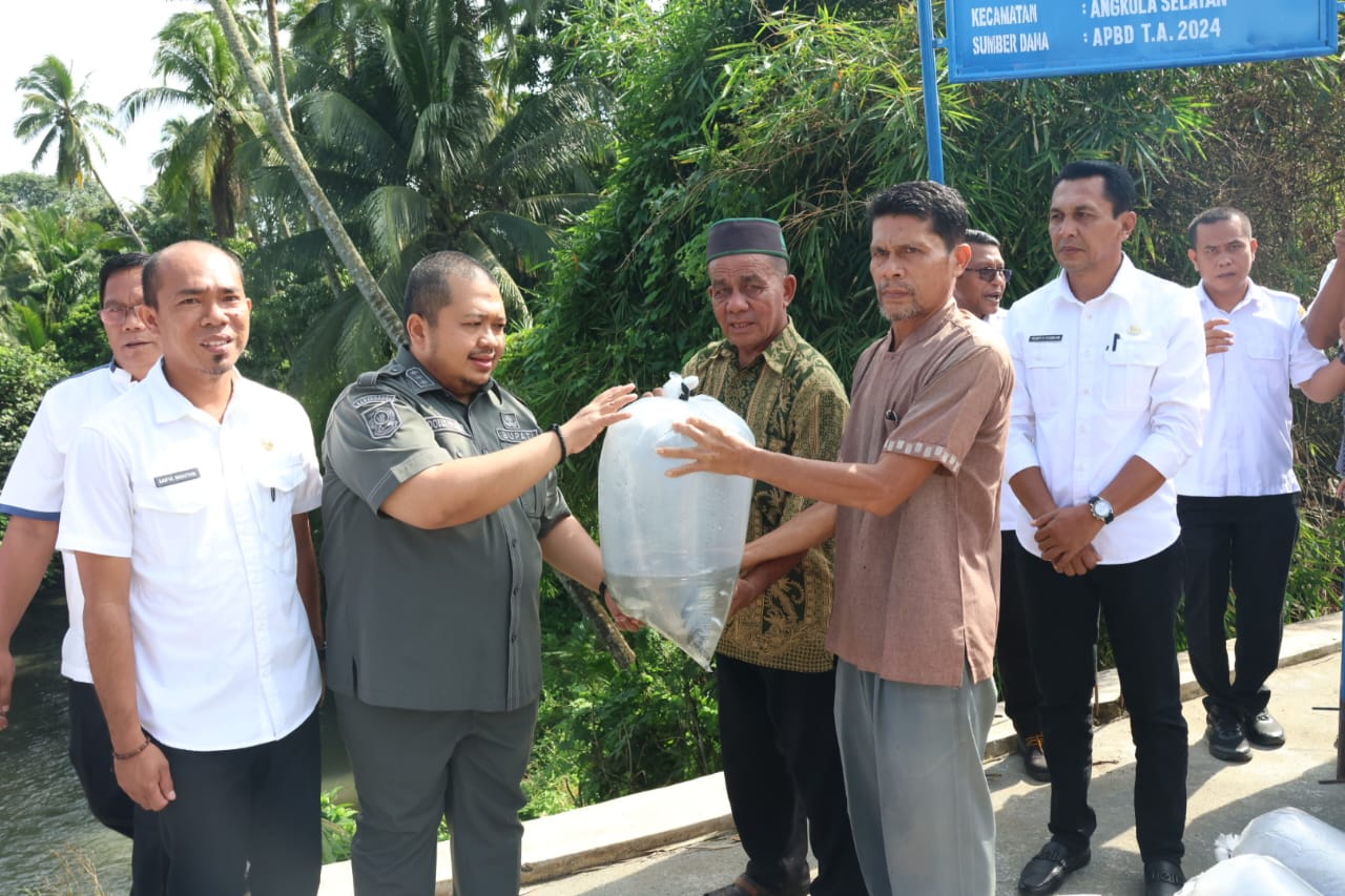 Bupati Tapsel Serahkan Ribuan Benih Ikan Tawar di Angkola Selatan